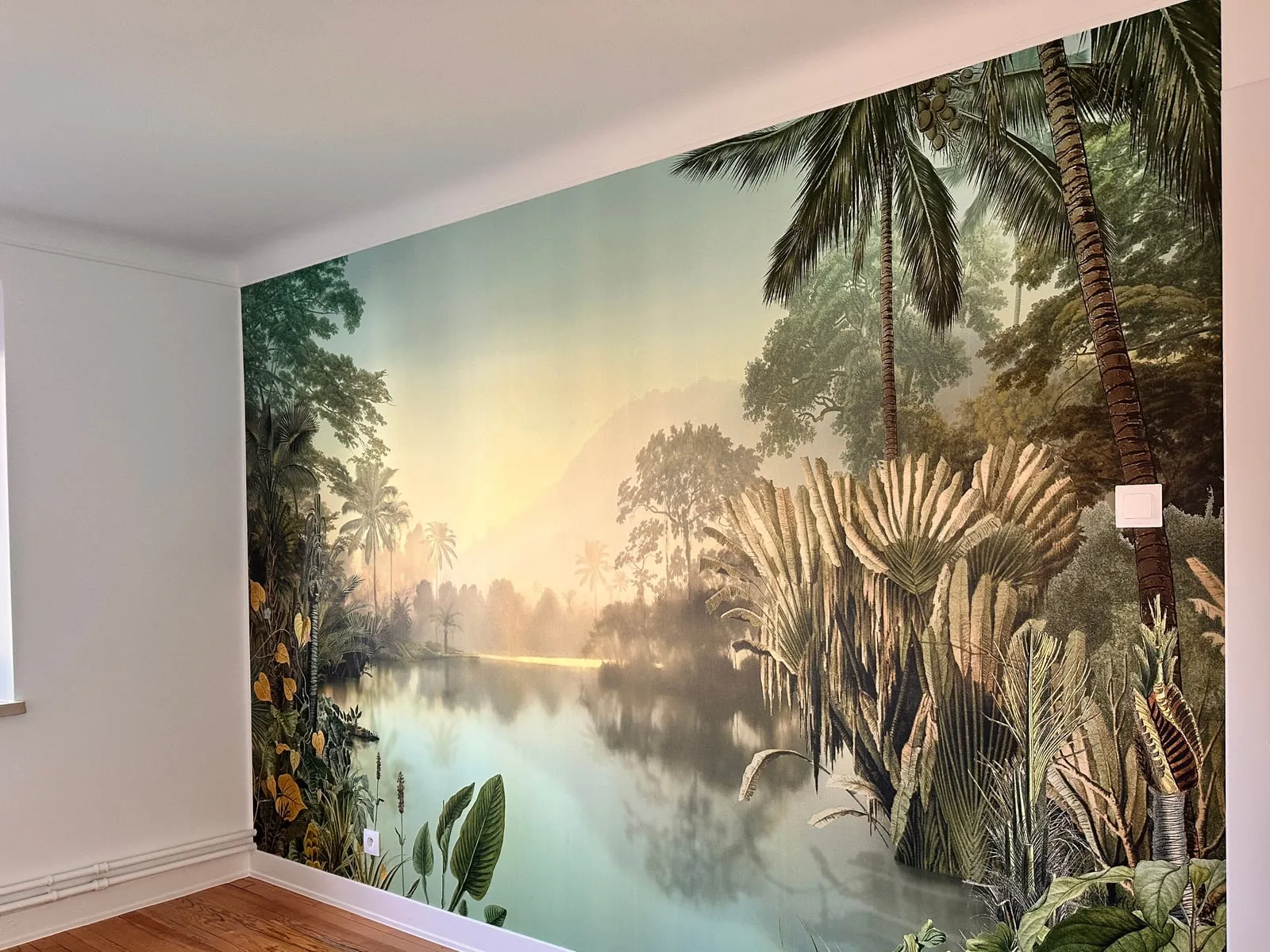 Papier peint panoramique jungle posé sur un mur entier de chambre