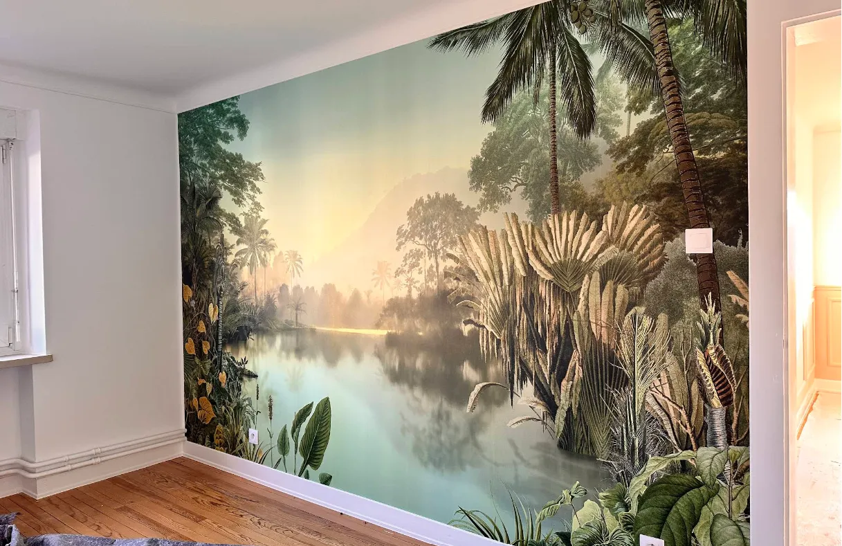 Papier peint panoramique jungle posé sur un mur entier de chambre